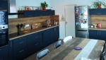 Avant/après d’une rénovation de cuisine à Sainte-Bazeille : l’ancienne pièce a laissé place à une cuisine contemporaine bleu nuit et bois, entièrement repensée.