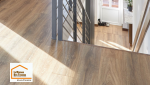 Pose d’un parquet effet bois valorisé par la lumière naturelle dans une maison rénovée à Aix-en-Provence. Une réalisation alliant esthétique, confort et finitions soignées.