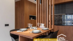 Verrière atelier installée entre la cuisine et la salle à manger afin de créer une séparation élégante tout en laissant circuler la lumière naturelle dans cet appartement rénové à Aix-en-Provence.