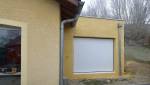 Garage terminé avec porte sectionnelle et enduit assorti