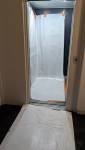 Protection des sols et finitions en cours dans le couloir
