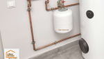 Rénovation énergétique d’une maison à Agen avec panneaux solaires thermiques, ballon d’hydroaccumulation et chaudière bois pour réduire les consommations d’énergie.