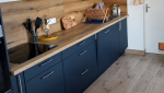 Cuisine familiale rénovée à Sainte-Bazeille avec nombreux rangements, électroménager intégré et finitions bois, pensée pour faciliter la vie quotidienne.