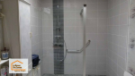 Création d’une douche à l’italienne moderne lors d’une rénovation de salle de bain à Roquefort dans le Lot-et-Garonne.