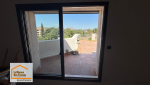 Les poutres anciennes ont été soigneusement conservées et mises en valeur lors de cette rénovation complète à Aix-en-Provence, apportant caractère et authenticité au logement.