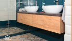 Double vasque sur meuble en bois dans une salle de bain moderne rénovée à Agen, dans le Lot-et-Garonne.