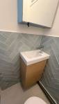 Vasque d'angle et carrelage chevron, WC suspendus 