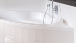 Salle de bain rénovée à Agen avec baignoire d’angle, WC suspendu et carrelage noir et blanc contemporain.