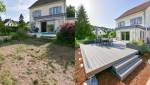 Avant/après d’une grande terrasse composite grise avec marches et jardinières devant une maison près de Colmar.