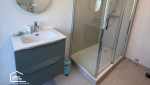 Salle de bains rénovée avec meuble vasque suspendu et finitions modernes dans le cadre d'une rénovation d'appartement près d'Aix-en-Provence.