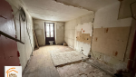 bardage bois intérieur appartement, habillage mural effet pierre, rénovation résidence secondaire, cuisine optimisée appartement, salle de bains sur mesure