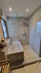 Vue sur l'espace douche et bains