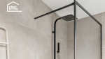 Douche à l’italienne avec paroi vitrée et colonne noire, rénovation de salle de bain à Casteljaloux.