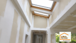 Vue des travaux de rénovation énergétique avec isolation des murs intérieurs à Aix-en-Provence, réalisés avant les travaux de décoration pour limiter les déperditions de chaleur.