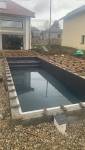 Étape de construction de la piscine : mise en œuvre du bassin avant la réalisation des aménagements extérieurs à La Côte-Saint-André.
