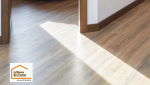 Détail d’un parquet effet bois posé lors de la rénovation d’une maison à Aix-en-Provence. Un revêtement chaleureux qui apporte luminosité, confort et continuité entre les espaces.