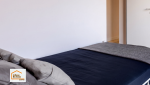 Chambre rénovée près de Treffiagat avec murs et plafond remis à neuf, rangements intégrés et ambiance lumineuse. Une rénovation intérieure coordonnée par La Maison Des Travaux Quimper.