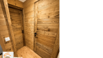 bardage bois intérieur montagne, rénovation appartement montagne, cuisine moderne appartement, portes bois intérieur, la maison des travaux sallanches