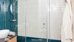 Douche italienne et vasque dans une salle de bain rénovée à Agen, alliant confort, élégance et fonctionnalité.
