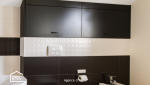 Salle de bain rénovée à Agen : sèche-serviettes noir, meuble vasque et baignoire d’angle pour plus de confort.