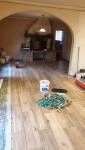 Rénovation du sol du salon autour de la cheminée avec un carrelage effet bois à Renage.
