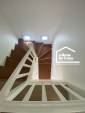 Escalier en bois rénové avec garde-corps blanc dans le cadre d’une rénovation globale à Damgan