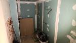 Reprise complète des murs et des réseaux lors de la transformation d’une salle de bain des années 50 à Charancieu.