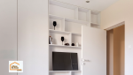 Mur entièrement rénové dans une chambre près de Treffiagat. Une préparation soignée des supports et une peinture de qualité apportent une finition durable et une ambiance apaisante.