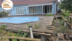 terrasse bois autour piscine Saint-Julien-en-Genevois, rénovation terrasse bois Haute-Savoie, création terrasse extérieure Saint-Julien-en-Genevois, aménagement contour piscine Bassin Genevois