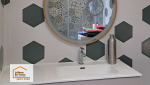 Installation d’un meuble vasque suspendu avec miroir rond et carrelage hexagonal dans une salle de bain rénovée entre Agen et Boé.