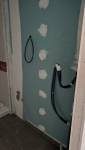 Préparation des réseaux de plomberie avant installation du meuble vasque dans une salle de bain à Voiron.