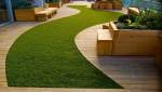 gazon synthétique près d'une terrasse bois