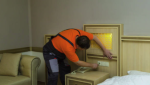 Intervention d'un ouvrier électricien dans une chambre d'hotel