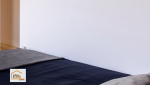 Finition soignée des murs d'une chambre rénovée près de Treffiagat. Une rénovation intérieure réalisée avec des artisans sélectionnés par La Maison Des Travaux Quimper dans le Finistère Sud.