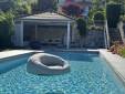 vue sur la piscine et, au fond, le pool house