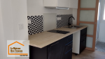 Transformation d’une cuisine d’appartement à Quimper avec nouveau plan de travail, mobilier contemporain et optimisation de l’espace de vie.