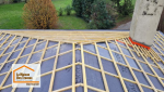 Avant la pose des nouvelles tuiles, la toiture de cette maison à Montayral a reçu un écran de sous-toiture neuf et de nouveaux liteaux pour renforcer sa protection.