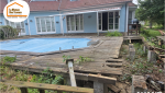 terrasse bois autour piscine Saint-Julien-en-Genevois, rénovation terrasse bois Haute-Savoie, création terrasse extérieure Saint-Julien-en-Genevois, aménagement contour piscine Bassin Genevois
