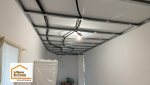Création d’un nouveau réseau électrique avec passage des gaines dans le faux plafond lors de la rénovation complète d’un appartement à Aix-en-Provence.