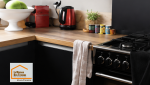 Espace cuisson d'une cuisine contemporaine noire et bois près d'Aix-en-Provence, avec électroménager intégré et implantation pensée pour un usage fluide et convivial.