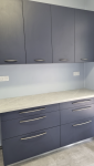 Mobilier sur mesure PVC gris anthracite et blanc gamme de notre cuisiniste adaptée sur sol dallé en plaques grège à Forfry (77)