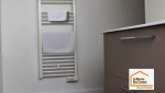 Baignoire moderne avec pare-baignoire vitré installée lors d’une rénovation de salle de bain près d’Aix-en-Provence, pour un espace confortable, élégant et facile à entretenir.