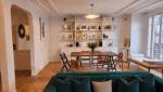 Une magnifique pièce de vie dans un appartement à Versailles