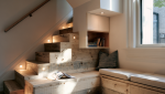 Coin lecture et rangements intégrés sous escalier en bois
