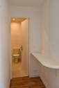 Toilettes indépendantes et rangements sur mesure, appartement rénové Paris 17.