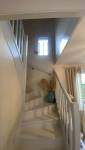 Vue de la cage d'escalier rénovée dans cette maison à Craponne 69290