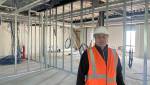 Eddy à la tête de la conduite de chantier et des équipes 