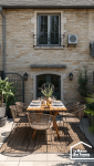 Terrasse extérieure conviviale attenante à une maison individuelle
