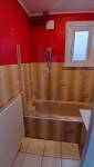 L'ancienne salle de bain de Courrières avant sa rénovation complète, avec sa baignoire d'origine et ses peintures colorées