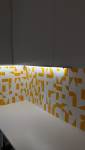 Crédence carrelage graphique orange, angle de cuisine avec éclairage LED intégré